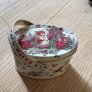 🧸🌹💕VTG 1980s Charming Bear Design Tin Basket w/ Red Heart Accents Cottagecore